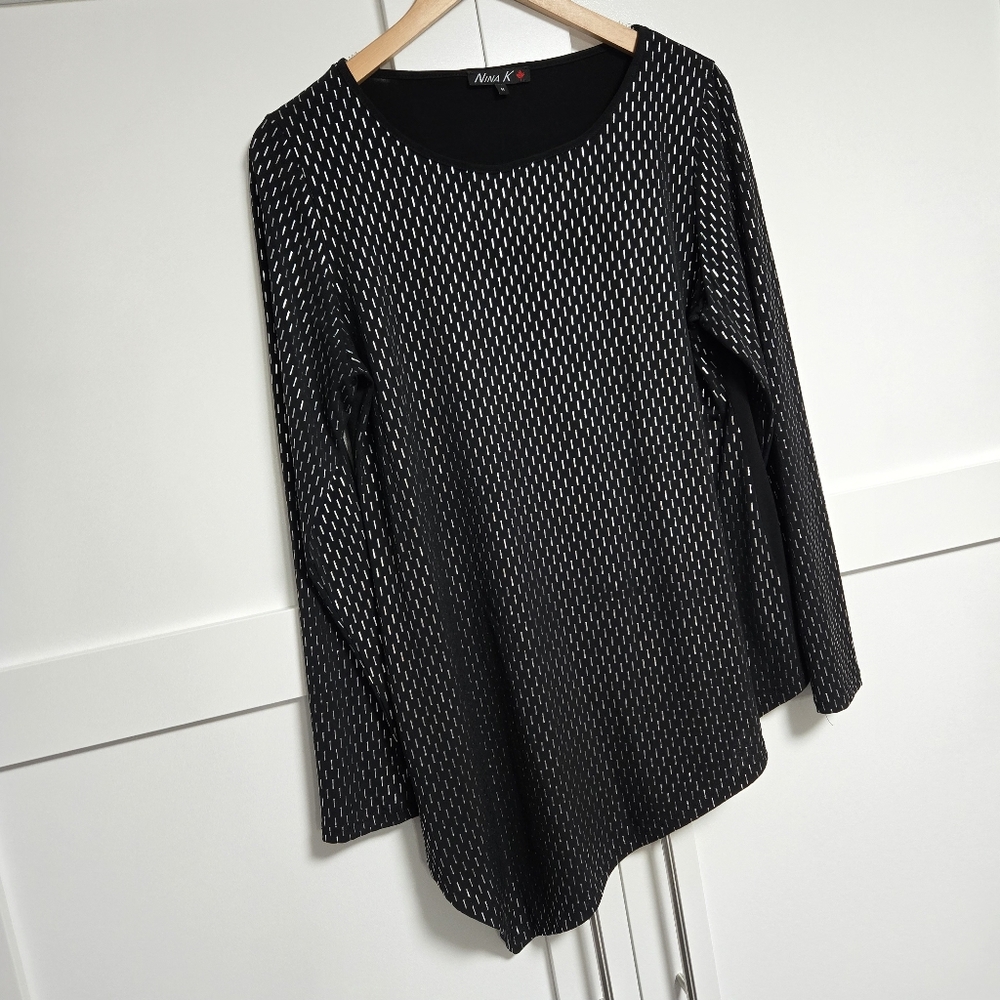 ✨️3 For $30✨️Nina K Black & Silver Asymetrical Tunic Top (M)